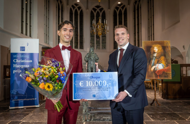 Minister Gouke Moes van Onderwijs, Cultuur en Wetenschap overhandigt prijswinnaar Martijn Oei het bronzen beeld van Christiaan Huygens en de bijbehorende cheque. © Paul Voorham