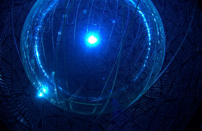 Dit twaalf meter grote acrylvat, omgeven door negenduizend fotomultiplicatorbuizen vormt het hart van het Sudbury Neutrino Observatory en de SNO+-experimenten. © SNOLAB