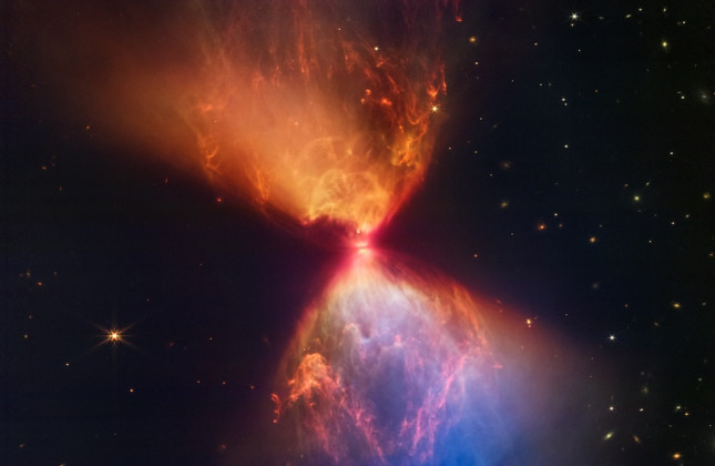 Webb-opname van het gebied rond de protoster L1527 IRS. De protoster is ingebed in een wolk van stof, gas en ijs (waaronder halfzwaar waterijs) die de groei van de protoster voedt. © NASA/ESA/CSA/STScI