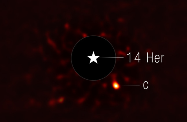 Webb-opname van exoplaneet 14 Herculis c. Het stersymbool geeft de positie van zijn moederster 14 Herculis aan, waarvan het heldere licht is afgeschermd. © NASA, ESA, CSA, STScI, William Balmer (JHU), Daniella Bardalez Gagliuffi (Amherst College)
