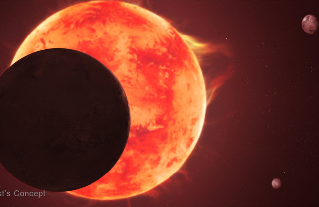 Deze artist’s impression toont de planeet TRAPPIST-1 d, terwijl deze voor zijn ster langs beweegt, met rechts de beide andere planeten van dit stelsel. © NASA, ESA, CSA, Joseph Olmsted (STScI)