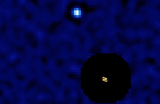 Momentopname van de 446 lichtjaar verre exoplaneet HD 143811 AB b (boven), die om een dubbelster (onder) draait. © Jason Wang/Northwestern University