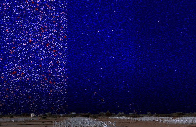 Deze afbeelding van de radiohemel, met op de voorgrond de Murchison Widefield Array, is het ‘schoonste’ signaal dat ooit met deze radiotelescoop is vastgelegd.  © Nunhokee et al/ICRAR/Curtin University