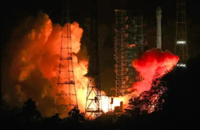 De lancering van de Chinese planetoïdenverkenner Tianwen-2. © CASC