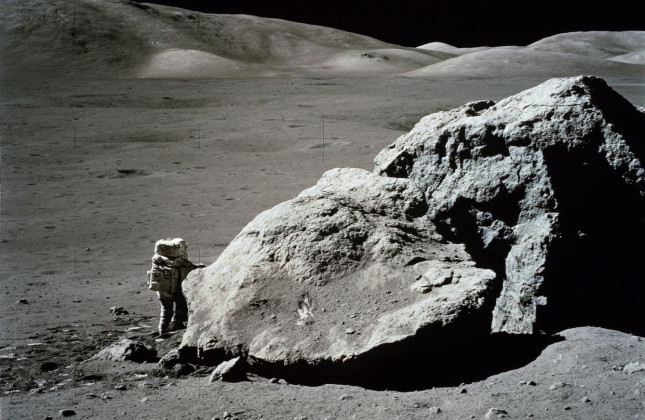 NASA-astronaut Harrison Schmidt loopt tijdens de Apollo 17-missie langs een rotsblok in de Taurus-Littrow-vallei. © NASA/JSC/ASU