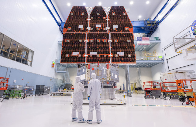 De volledig geassembleerde Nancy Grace Roman Space Telescope van NASA, die mogelijk al in het najaar van 2026 wordt gelanceerd.  © NASA/Jolearra Tshiteya