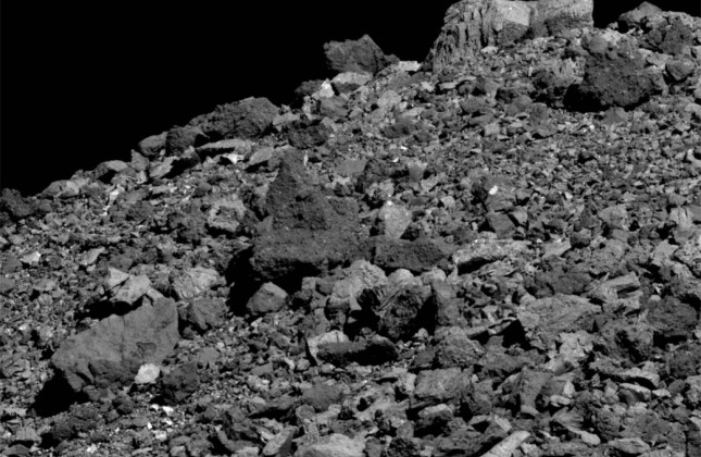 Een stukje van het oppervlak van planetoïde Bennu, die van dichtbij is onderzocht door NASA-ruimtesonde OSIRIS-REx. © NASA/Goddard/University of Arizona