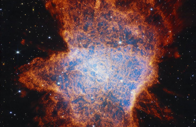 Webb-opname vande planetaire nevel NGC 6072 in het nabij-infrarood. Er zijn diverse uitstromen oftewel jets van gas te zien die onder verschillende hoeken uitdijen. © NASA, ESA, CSA, STScI