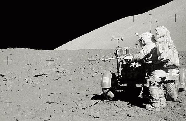 Commandant Eugene Cernan haalt een bemonsteringsbuis uit de maanwagen tijdens de Apollo 17-missie.  © NASA