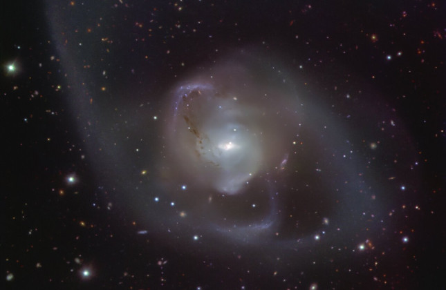 ESO-telescoop brengt spectaculaire kosmische dans in beeld