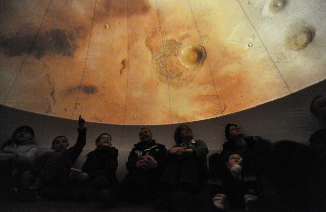 De binnenkant van het mobiele planetarium. (c) NOVA