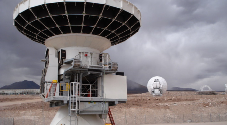 De ALMA-schotels worden op de faciliteit op 3000 meter hoogte eerst in elkaar gezet en getest. (c) NOVA/ESO