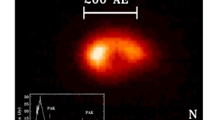 Mid-infrarood-opname van de stofschijf rondom de jonge ster IRS 48. In het midden een lege ring, waar vermoedelijk een planeet aan het vormen is. 1 AE = 1 Astronomische Eenheid, de gemiddelde afstand tussen de aarde en de zon. Dit plaatje is gemaakt met h