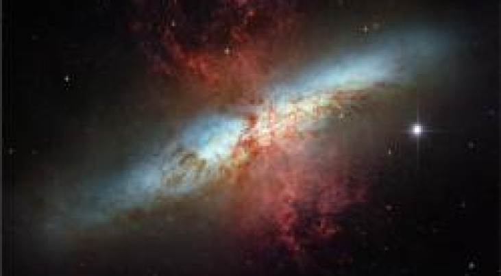 M82 is een melkwegstelsel dat relatief dichtbij staat, op 12 miljoen lichtjaar, in het sterrenbeeld Grote Beer. (c) Hubble Space Telescope, NASA/ESA