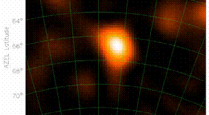 De afbeelding toont een valse-kleur radiokaart van een gedeelte van de lage-frequentie radiohemel boven het LOPES-experiment ten tijde van de inslag van de kosmische straling. De heldere bol in het midden van de afbeelding is de radioflits. De hemelcoörd