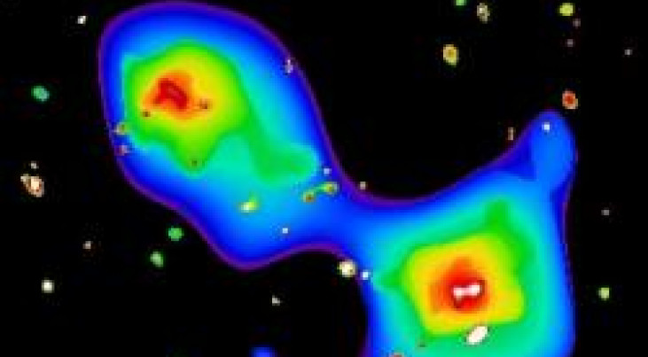 Röntgenfoto gemaakt met XMM-Newton van het gebied rond de cluster Abell 3128. De heldere vlek links is het hete gas in de onlangs ontdekte verre cluster, de vlek rechts is het hete gas dat zich bevindt in de cluster Abell 3128. (c) SRON, Werner et al. 20