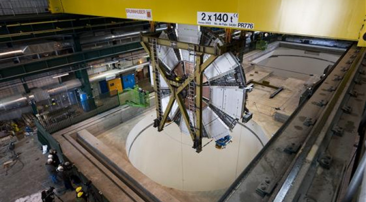 Het 'kleine' wiel op weg naar de schacht. Credit: CERN. CERN