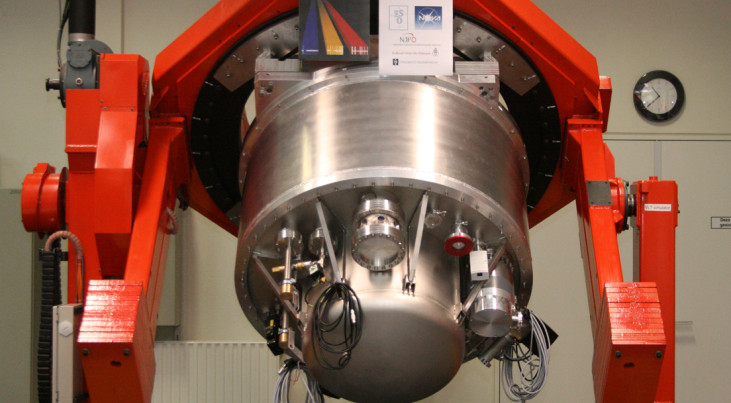De cryostaat van de X-shooter nabij-infrarood spectrograaf is voor tests gemonteerd aan een telescoopsimulator. Binnen de cryostaat wordt de optiek gekoeld tot ongeveer -200 graden Celsius (credit: Ramon Navarro, ASTRON) credit: Ramon Navarro, ASTRON