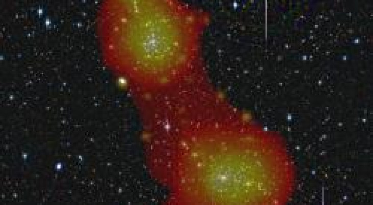 De twee clusters van sterrenstelsels Abell 222 en Abell 223 liggen achter elkaar. De rode band ertussen is een streng van het kosmische web.
