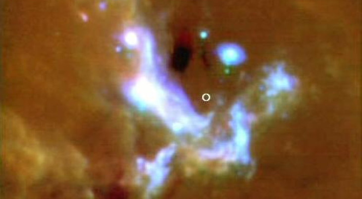 VISIR’s eerste opname van het Galactisch Centrum. Deze ‘false color’ foto is een samengestelde opname die werd genomen met de VISIR camera door drie filters met doorlaatbanden bij golflengten van 8.6 micron (gecentreerd op emissie van’PAH’ molec