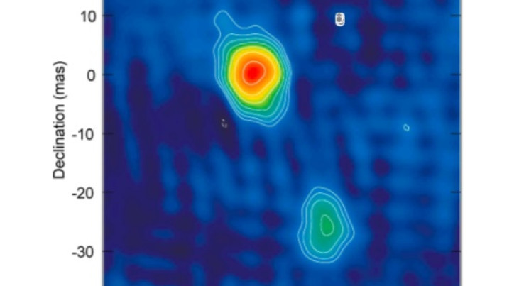 Quasar J1427+3312 op een golflengte van 18 cm. De dubbele morfologie en het radiospectrum impliceren dat de leeftijd van de quasar een paar duizend jaar is.

