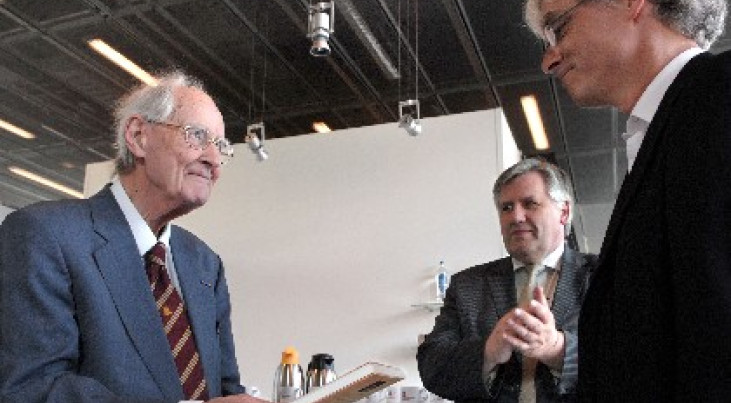 Prof.dr. Adriaan Blaauw, emeritus hoogleraar sterrenkunde Rijksuniversiteit Groningen, ontvangt het eerste exemplaar van de minnebrieven van Jacobus Kapteyn uit handen van prof. Van Berkel. © Elmer Spaargaren Elmer Spaargaren