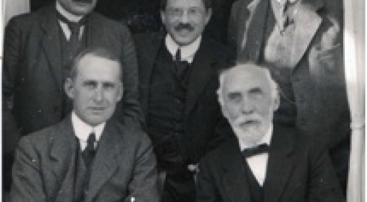 Vijf belangrijke pioniers van de algemene relativiteitstheorie. Van links naar rechts: Albert Einstein, A.S. Eddington, Paul Ehrenfest, H.A. Lorentz en Willem de Sitter. De Sitter  was één van de eersten die de astronomische consequenties van de nieuwe 