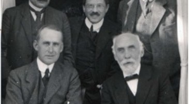 Vijf belangrijke pioniers van de algemene relativiteitstheorie. Van links naar rechts: Albert Einstein, A.S. Eddington, Paul Ehrenfest, H.A. Lorentz en Willem de Sitter. De Sitter was één van de eersten die de astronomische consequenties van de nieuwe