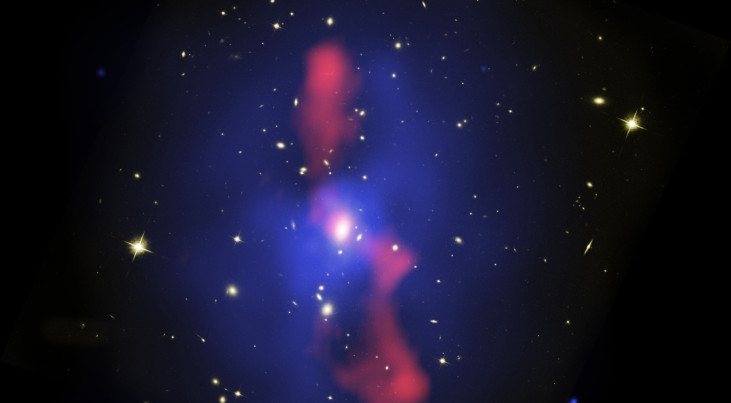 Straal die met grote snelheid voortkomt uit een zwart gat, waarvan het gat de grootte heeft van het zonnestelsel. De straal is vele malen groter dan een melkwegstelsel. Dit type verschijnselen zou de kosmische straling kunnen veroorzaken die Falcke wil on