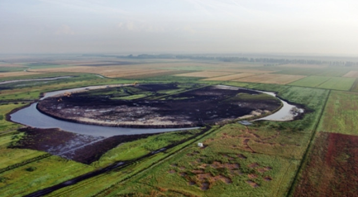 Nieuw landschap door LOFAR superterp. Rechts op de voorgrond testopstelling met LOFAR antennes.
In het midden de superterp. Linksboven is het Achterstediep te zien en de eerste slenk. (c) ASTRON