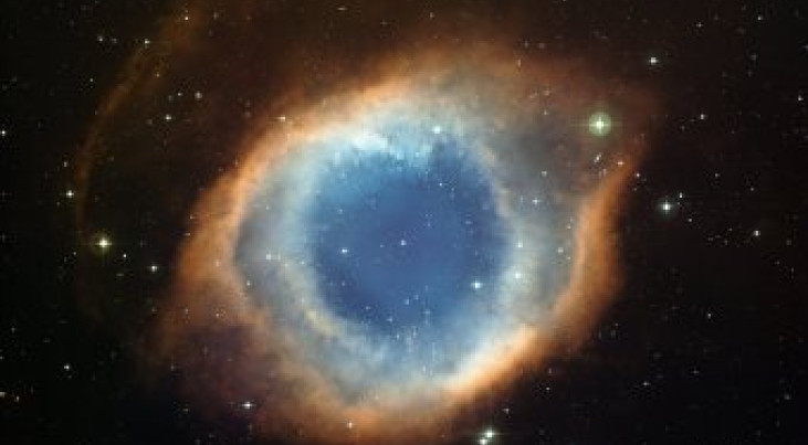 De Helixnevel is een planetaire nevel op 700 lichtjaar van de aarde, in het sterrenbeeld Waterman. Planetaire nevels hebben niets te maken met planeten, maar onstaan wanneer gasschillen van een centrale zon-achtige ster worden afgeblazen, op het moment da