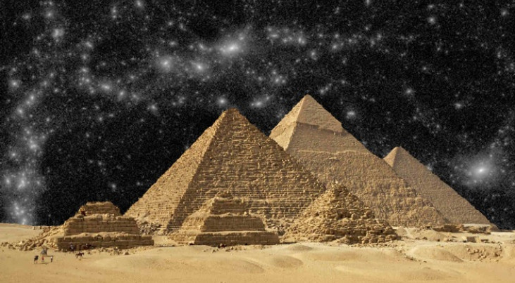 De piramides van Giza bij Caïro zijn zichtbaar als gewone materie, maar indien onze ogen gevoelig zouden zijn voor donkere materie zou de nachtelijke hemel er ongeveer uitzien als op deze afbeelding. De nachthemel boven de piramides is het resultaat van 