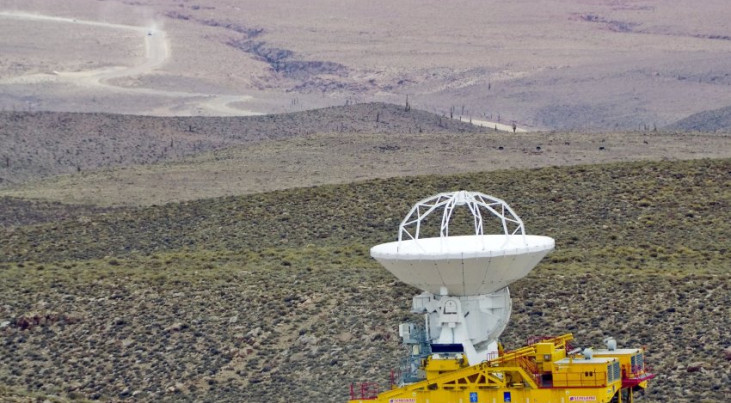 Eerste ALMA-antenne op weg naar Chajnantor (c) ESO