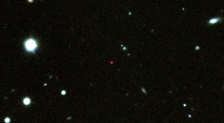 De nagloeier van GRB 090423 (rode stip in het midden). De afbeelding is gemaakt op basis van opnames van Gemini-South en ESO’s VLT (credit: A. J. Levan).