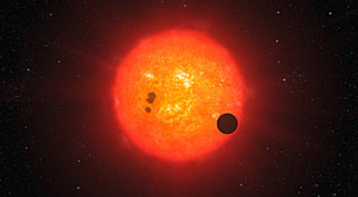 Astronomen vinden superaarde met dikke atmosfeer en ijskern