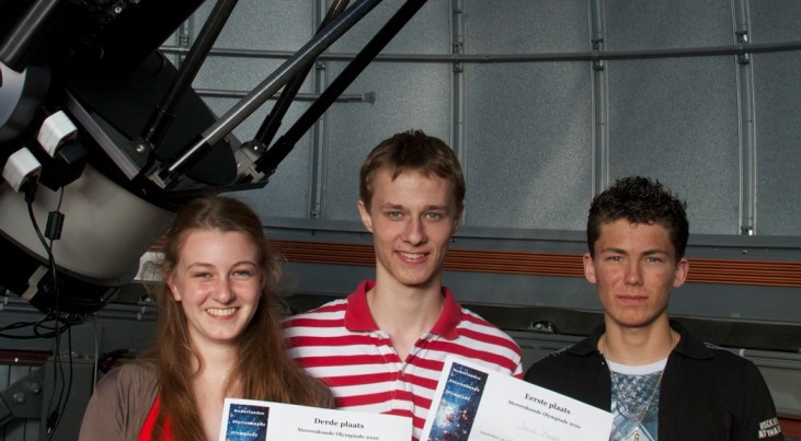 De winnaars van de Sterrenkunde Olympiade 2010, met van links naar rechts Nastasha Wijers (3e), Jorrit Hagen (1e) en Marthijn Sunder (2e). Op de achtergrond de nieuwe 51-cm telescoop van het Sterrenkundig Instituut van de Universiteit van Amsterdam.