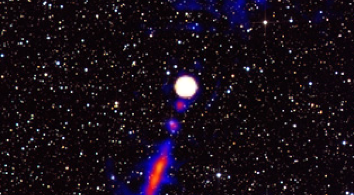 Een montage van de radio-'foto' van quasar 4C34.47 op een optische foto van een stuk sterrenhemel. De felle witte punt is geconcentreerde radio-straling, afkomstig uit de omgeving van het zwarte gat in de kern van het moedersterrenstelsel van de quasar. D