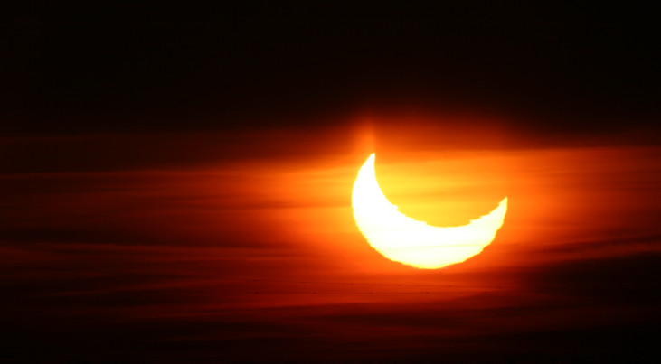 De gedeeltelijke zonsverduistering van 4 januari 2011. Copyright: Jaap Vreeling, NOVA