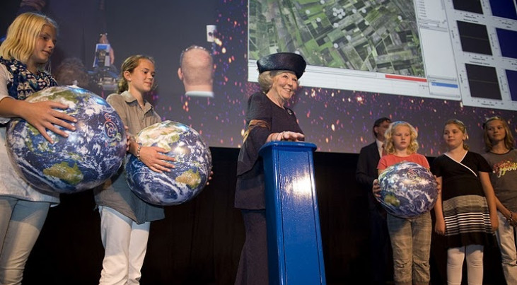 Basisschoolleerlingen met de UNAWE Earthball assisteren Koningin Beatrix bij de officiële opening van de LOFAR-telescoop in Drenthe, Juni 2010 (c) Astron