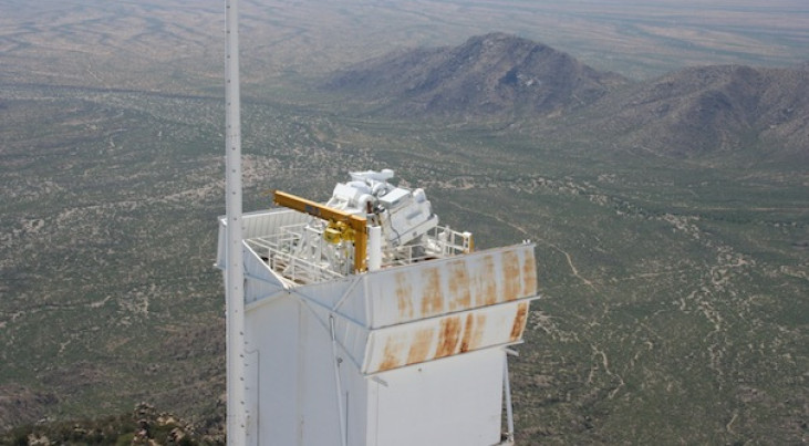 De Nederlandse zonnetelescoop S5T op de toren tezamen met de andere SOLIS-telescopen op Kitt Peak National Observatory in Arizona (VS)(c) Universiteit Utrecht, Frans Snik De Nederlandse zonnetelescoop S5T op de toren tezamen met de andere SOLIS-telescopen