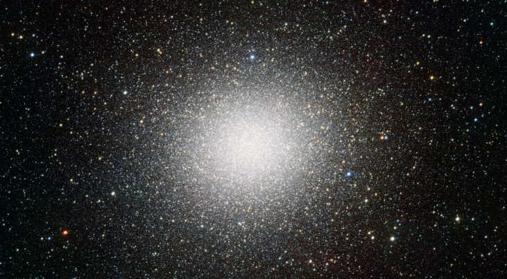 Een van de beste opnamen ooit van de bolvormige sterrenhoop Omega Centauri. Er zijn 300.000 sterren te zien (c) ESO/INAF-VST/OmegaCAM. Acknowledgement: A. Grado/INAF-Capodimonte Observatory