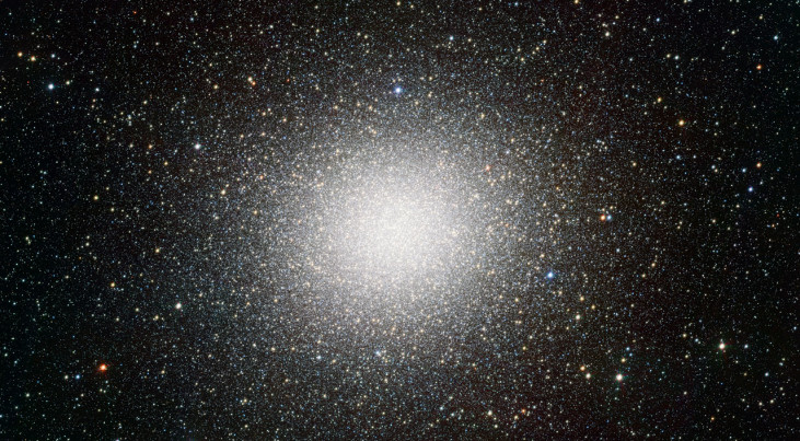 Een van de beste opnamen ooit van de bolvormige sterrenhoop Omega Centauri. Er zijn 300.000 sterren te zien (c) ESO/INAF-VST/OmegaCAM. Acknowledgement: A. Grado/INAF-Capodimonte Observatory