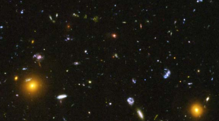 Een detailopname van het Hubble Ultra Deepfield laat een enorme verscheidenheid aan sterrenstelsels zien, elk met tientallen miljarden sterren, op afstanden tot miljarden 
lichtjaren. Ondanks deze variatie blijken stelsels een duidelijke regelmaat te ver