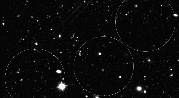 Afwisselend twee afbeeldingen van het zelfde stukje hemel. De ene is genomen in het optische licht (0.8 micron) met de Hubble Ruimtetelescoop, de andere voegt de nabij-infrarood data (2.16 micron) van FourStar toe. De cluster van stelsels in het vroege he