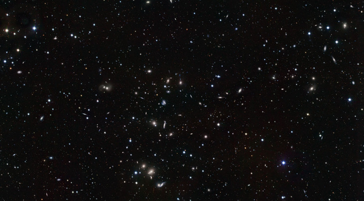 Deze nieuwe opname, gemaakt met de VLT Survey Telescope (VLT), toont een grote variëteit aan onderling wisselwerkende sterrenstelsels in de jonge Herculescluster. De scherpte van de foto en het enorme aantal objecten dat in minder dan drie uur tijd is va