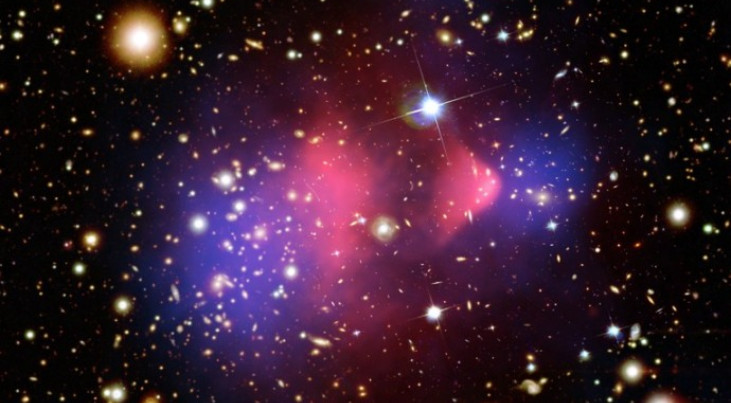 Bullet (kogel) Cluster. Blauw is donkere materie, rood is heet röntgenstraling uitzendend gas.