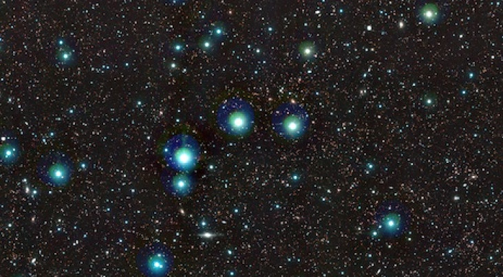 De breedste ‘diepe’ hemelopname die ooit in het infrarood is gemaakt. De totale effectieve belichtingstijd bedraagt 55 uur. De foto is opgebouwd uit meer dan 6000 afzonderlijke opnamen van de VISTA-surveytelescoop van de ESO-sterrenwacht op Paranal (C