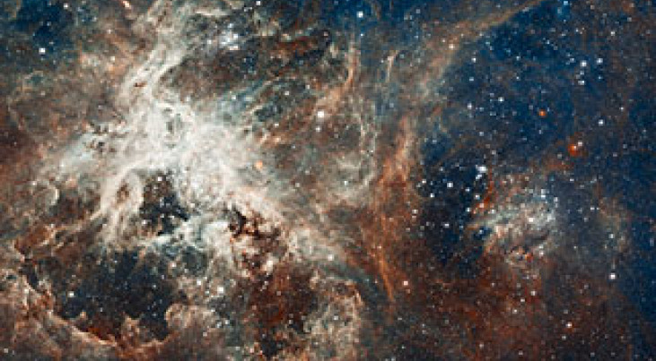 Hubble-foto bij 22-jarig bestaan. Spectaculair stervormingsgebied in de Tarantulanevel Credit: NASA, ESA, ESO, D. Lennon and E. Sabbi (ESA/STScI), J. Anderson, S. E. de Mink, R. van der Marel, T. Sohn, and N. Walborn (STScI), N. Bastian (Excellence Cluste