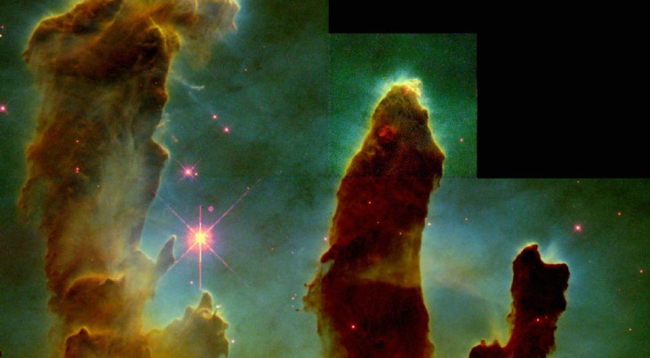 Hubble-opname van de drie stofzuilen in de Adelaarnevel op een afstand van 7000 lichtjaar. De grootste zuil is 10 lichtjaar lang en 2 tot 3 lichtjaar dik, en bevat genoeg materie om een duizendtal sterren te maken. NASA