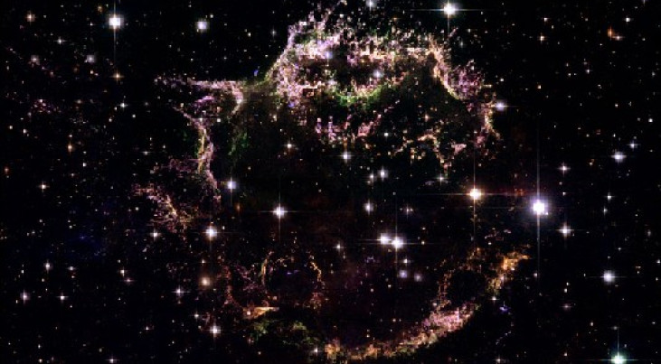 Deze opname met de Hubble ruimtetelescoop laat de overblijfselen zien van supernovaexplosie Cassiopeia A. Van alle bekende supernovaresten in de Melkweg is dit de jongste. De foto laat de complexe structuur zien van de uit elkaar gespatte fragmenten van d